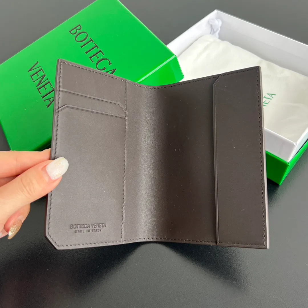 B’s new small woven passport holder [let me see]. 817398 The classic fine weave returns✅, made of cowhide, very soft to the touch and durable. In addition to your passport, you can also put your cards, ID and a small amount of cash. Small and exquisite, super suitable for travel. Weaving is the eternal classic of this brand, size: 13.3x9.5, P600